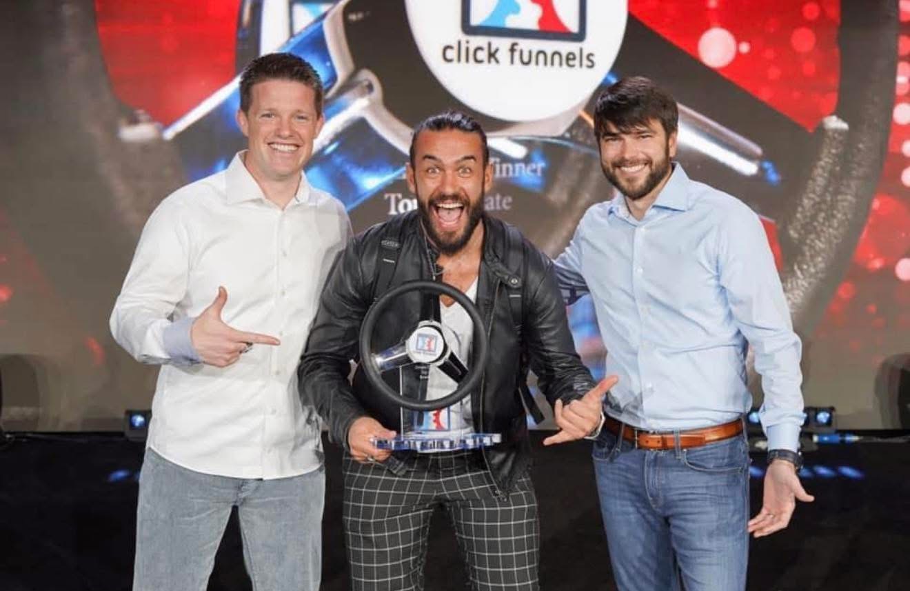 Mirko Sabia premiato sul palco al ClickFunnels Funnel Hacking Live